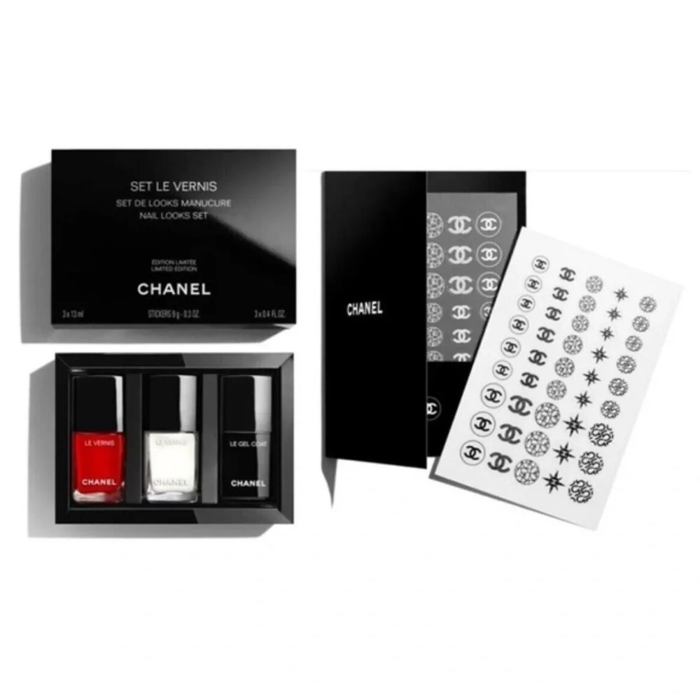 CHANEL elegant nail